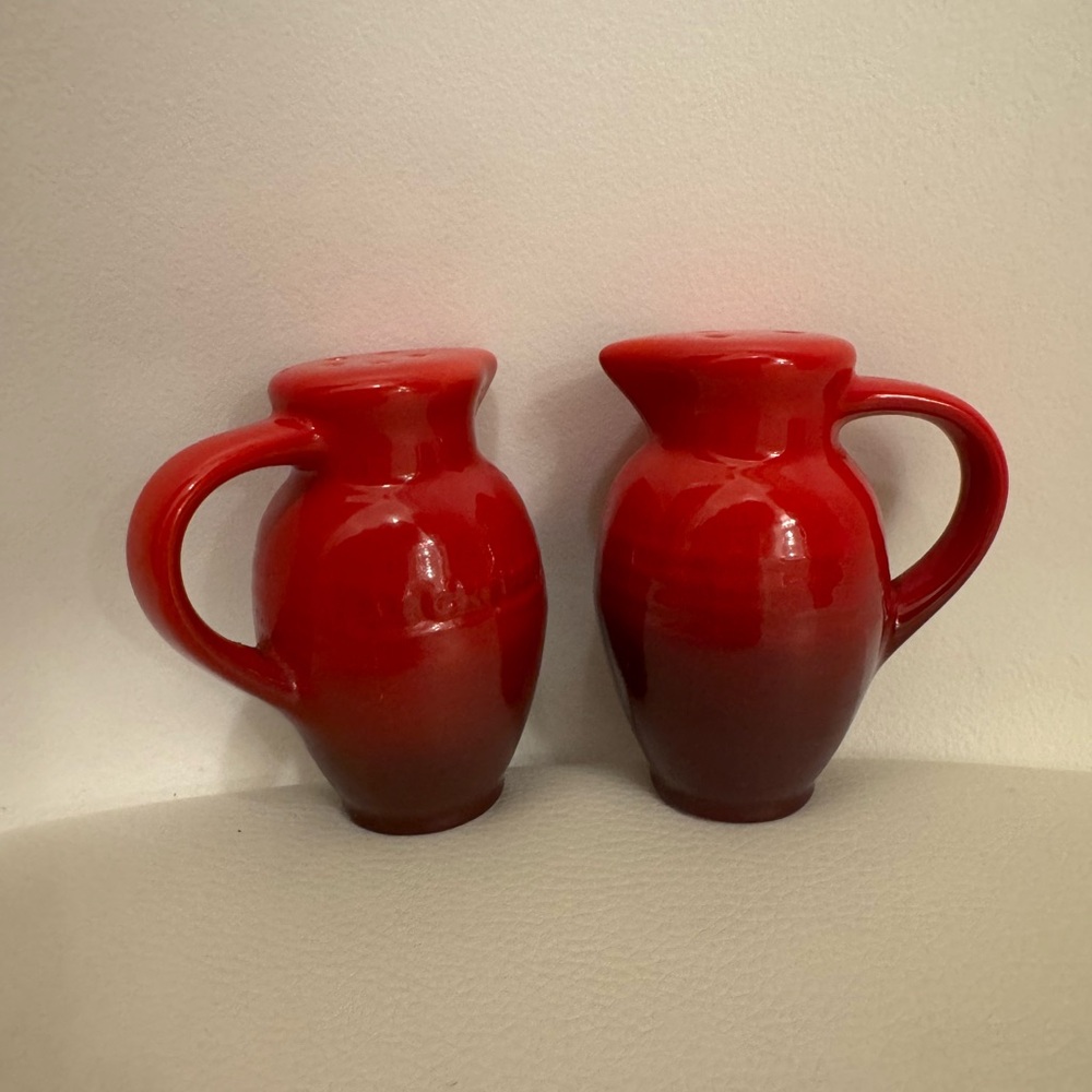 Le Creuset Salt and Pepper Shaker Set Farmhouse Red Pitcher Stoneware 3-1/4”